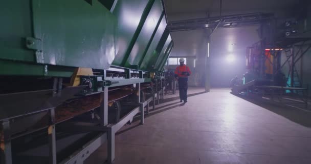 Manlig anställd kontroll transportör på fabrik — Stockvideo