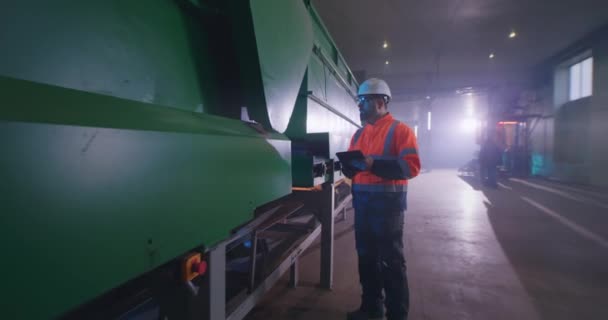 Trabajador masculino caminando cerca de la cinta transportadora — Vídeos de Stock