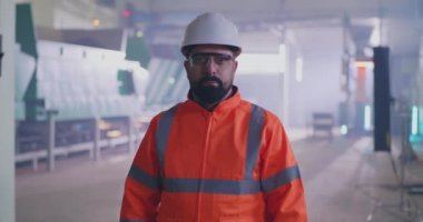 Atölyedeki sakallı fabrika işçisi