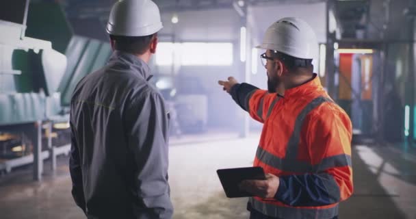 Ingeniero y supervisor durante la inspección en el taller — Vídeos de Stock