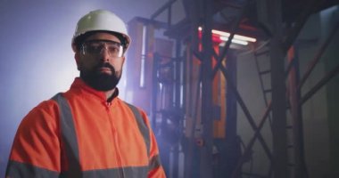 Fabrikada çalışırken kendinden emin bir mühendis.