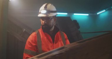 Taşıma bandına bakan erkek denetçi