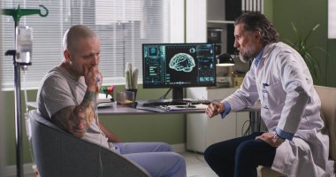 Doktor kemoterapi sırasında hastaya kötü haber veriyor.