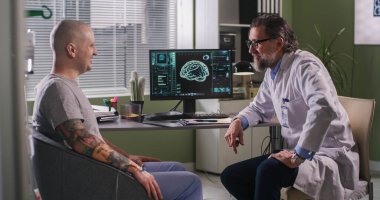 Doktor kemoterapi sırasında hastaya kötü haber veriyor.