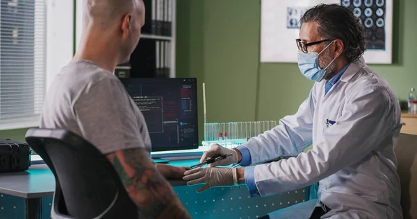 Γιατρός εγχύει τσιπ RFID στο χέρι του ασθενούς στο εργαστήριο — Φωτογραφία Αρχείου