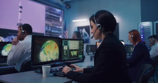 Operador de voo usando o computador durante o lançamento da nave espacial — Vídeo de Stock