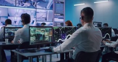 Borsada bilgisayar kullanan bir erkek tüccar.