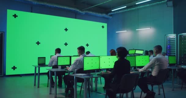 Hombres trabajando en el centro de control — Vídeos de Stock