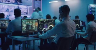 Gözetleme ekibi konuşan patronların yanında çalışıyor.