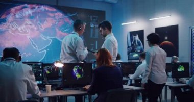 Erkek ekologlar ofiste tabletle ilgili verileri tartışıyor