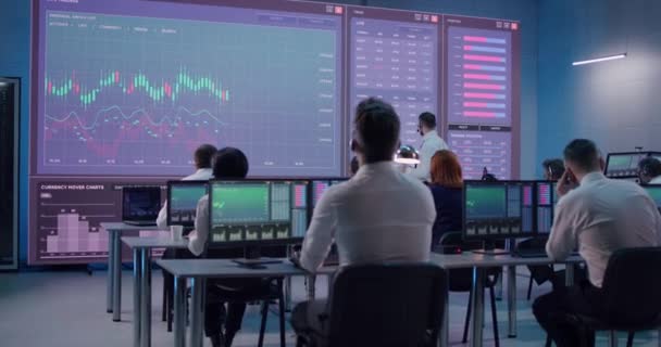 利用计算机交易股票的男性交易者 — 图库视频影像