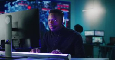İş yerinde bilgisayar kullanan endişeli Afrikalı Amerikalı programcı