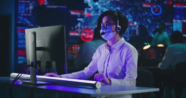 Mujer trabajando en un centro de seguridad de alta tecnología durante una pandemia — Vídeos de Stock