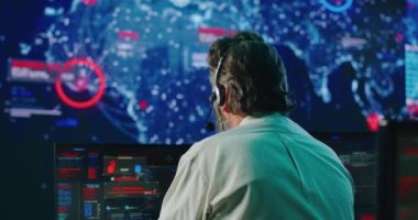 Dijital güvenlik merkezinde çalışan olgun programcı