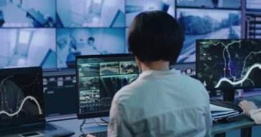 Modern güvenlik merkezinde çalışan bir kadın.