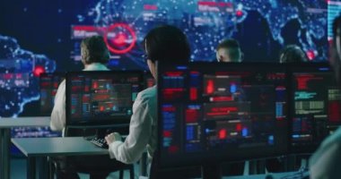 Bilgisayar kullanan programcı takımı