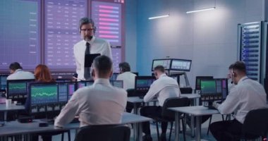 Tüccarlara talimat veren olgun patron.