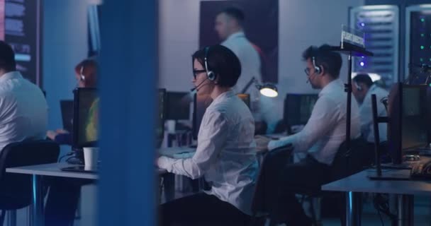 Женщина за компьютером во время запуска космического корабля рядом с командой — стоковое видео