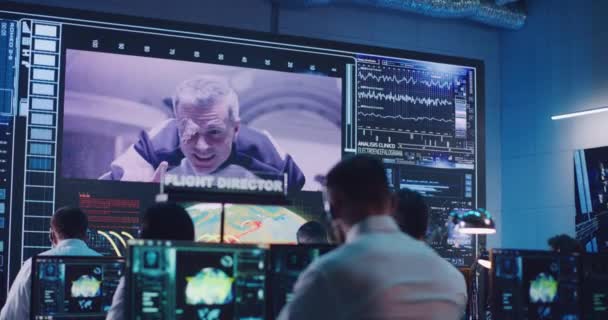 Diretor de voo usando computador durante videochamada para astronauta — Vídeo de Stock