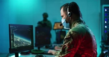 Askerler salgın sırasında nükleer füze fırlatıyorlar.