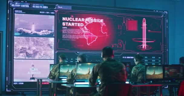 Nerozpoznatelní vojáci odpalující nukleární střelu — Stock video