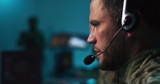 Mužští vojenští velitelé používají počítače v řídícím středisku — Stock video