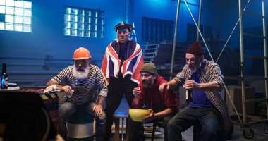 Büyük Britanya zaferini kutlayan heyecanlı adamlar