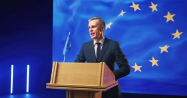 Enerjik politikacı podyumdan seyircilere sesleniyor