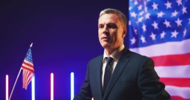 Podyumdan konuşan kendinden emin Amerikalı politikacı