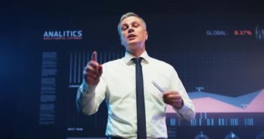 Güvenilir iş adamı izleyicilere stratejiyi açıklıyor