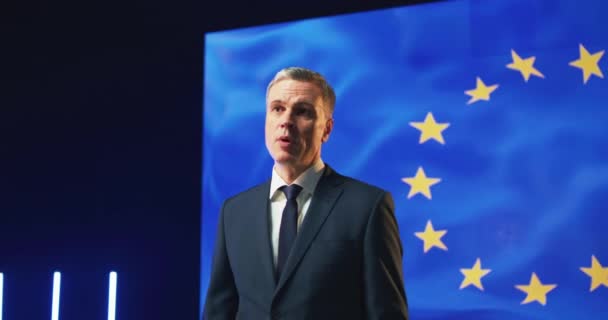 Político europeu a falar do palco — Vídeo de Stock