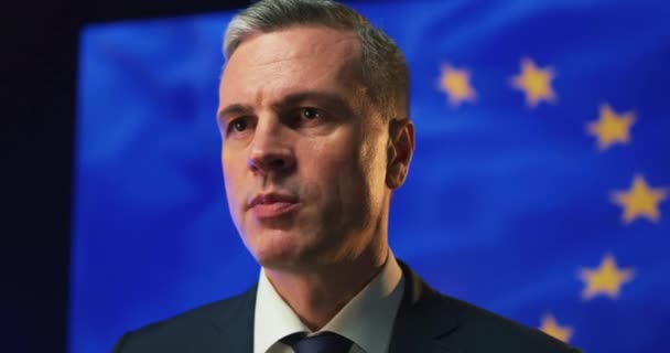 Selbstbewusster Politiker spricht sich gegen Europaflagge aus — Stockvideo