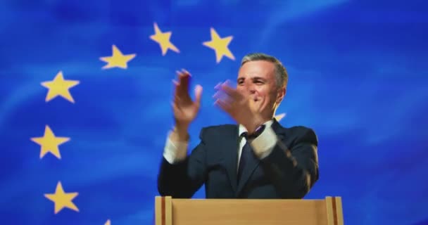 Šťastný politik tleskající a mávající rukou — Stock video