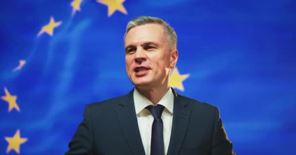 Успешный политик дает обещания против европейского флага — стоковое видео