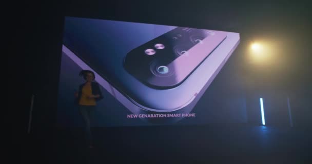 Mulher energética iniciando a apresentação do smartphone no palco — Vídeo de Stock