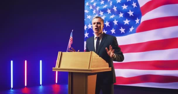 Le candidat présidentiel prononce un discours contre le drapeau américain — Video