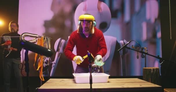 Hombres creando sonidos de tintineo para robot en la película — Vídeos de Stock