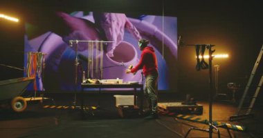 Çömlekçilik videosu için film müziği oluşturan adam
