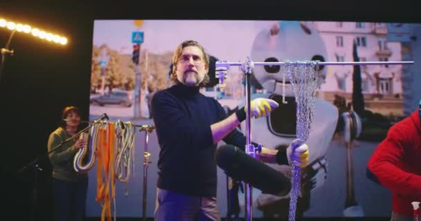 Människor som skapar soundtrack för 3D-tecknad överflöd robot — Stockvideo