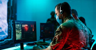 Askerler salgın sırasında nükleer füze fırlatıyorlar.