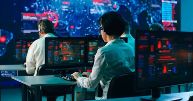 Bilgisayar kullanan programcı takımı