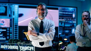 Görevin başarısını izleyen ve kutlayan orta yaşlı operatörler