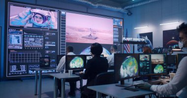 Ekip roketin fırlatılmasını izliyor.