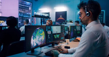 Uçuş direktörü ekiple roket fırlatmasını kontrol ediyor