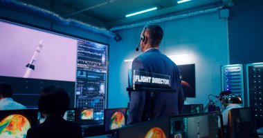 Patron roket fırlatılırken komutlar veriyor