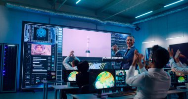 Patron başarılı uzay aracıyla operatörleri tebrik ediyor.