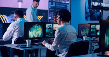 Ekip roketin fırlatılmasını izliyor.