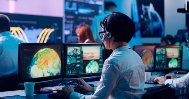 Ekip roketin fırlatılmasını izliyor.