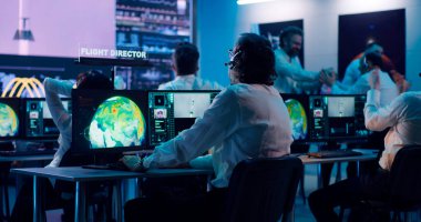 Uçuş kontrol ekibi roketin fırlatılmasını kutluyor