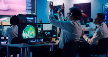 Uçuş kontrol ekibi roketin fırlatılmasını kutluyor